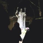 02.04.2016 Kielce. Znicze pod pomnikiem Jana Pawła II w rocznicę śmierci papieża. / Jarosław Kubalski / Radio Kielce