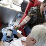 03.04.2016 Krajno. Mobilny punkt poboru krwi. Akcja honorowego oddawania krwi. Krew oddaje pani Nadia Skiba. / Jarosław Kubalski / Radio Kielce