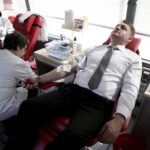 03.04.2016 Krajno. Mobilny punkt poboru krwi. Akcja honorowego oddawania krwi. Krew oddaje burmistrz Bodzentyna Dariusz Skiba. / Jarosław Kubalski / Radio Kielce