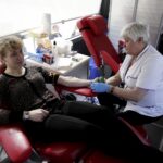 03.04.2016 Krajno. Mobilny punkt poboru krwi. Akcja honorowego oddawania krwi. Krew oddaje pani Wioletta Rybuk. / Jarosław Kubalski / Radio Kielce