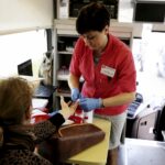 03.04.2016 Krajno. Mobilny punkt poboru krwi. Akcja honorowego oddawania krwi. / Jarosław Kubalski / Radio Kielce