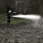 03.04.2016 Okolice Leszczyn. Strażacy gaszą płonące trawy. / Jarosław Kubalski / Radio Kielce