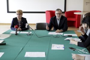 04.04.2016 Kielce. Konferencja w OMPiO dotycząca akcji Zapal Znicz Pamięci. Naczelnik dlelegatury IPN Dorota Koczwańska-Kalita i Marek Maciągowski. / Jarosław Kubalski / Radio Kielce