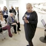 06.04.2016 Kielce. Elżbieta Dzikowska podczas promocji swojego albumu Moje Ponidzie w BWA. / Jarosław Kubalski / Radio Kielce