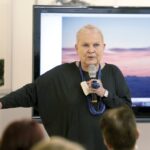 06.04.2016 Kielce. Elżbieta Dzikowska podczas promocji swojego albumu Moje Ponidzie w BWA. / Jarosław Kubalski / Radio Kielce