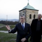 05.04.2016 Święty Krzyż. Wicepremier, minister kultury Piotr Gliński podczas wizyty w klasztorze. / Jarosław Kubalski / Radio Kielce