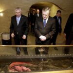 05.04.2016 Święty Krzyż. Wicepremier, minister kultury Piotr Gliński podczas wizyty w klasztorze. Krypta Jeremiego WIśniowieckiego. / Jarosław Kubalski / Radio Kielce