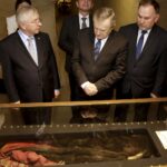 05.04.2016 Święty Krzyż. Wicepremier, minister kultury Piotr Gliński podczas wizyty w klasztorze. Krypta Jeremiego WIśniowieckiego. / Jarosław Kubalski / Radio Kielce