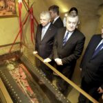 05.04.2016 Święty Krzyż. Wicepremier, minister kultury Piotr Gliński podczas wizyty w klasztorze. Krypta Jeremiego WIśniowieckiego. / Jarosław Kubalski / Radio Kielce