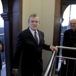 05.04.2016 Święty Krzyż. Wicepremier, minister kultury Piotr Gliński podczas wizyty w klasztorze wszedł na wieżę. / Jarosław Kubalski / Radio Kielce