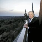 05.04.2016 Święty Krzyż. Wicepremier, minister kultury Piotr Gliński podczas wizyty w klasztorze wszedł na wieżę. / Jarosław Kubalski / Radio Kielce