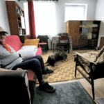 06.04.2016 Starachowice. Mieszkania socjalne przy ulicy Ostrowieckiej 21. Pan Wojciech zamieszkał razem z psem. / Jarosław Kubalski / Radio Kielce