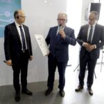 07.04.2016 Kielce. Salon BMW Złoty Certyfikat "Green Building". Odbiera go właściciel Zbigniew Kała (s). / Jarosław Kubalski / Radio Kielce