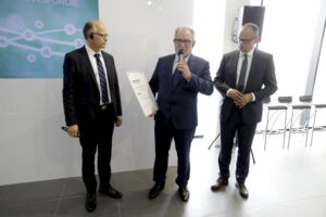 07.04.2016 Kielce. Salon BMW Złoty Certyfikat "Green Building". Odbiera go właściciel Zbigniew Kała (s). / Jarosław Kubalski / Radio Kielce