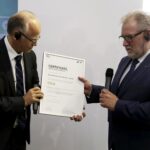 07.04.2016 Kielce. Salon BMW Złoty Certyfikat "Green Building". Odbiera go właściciel Zbigniew Kała (p). / Jarosław Kubalski / Radio Kielce