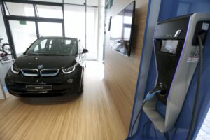 07.04.2016 Kielce. Salon BMW Złoty Certyfikat "Green Building". / Jarosław Kubalski / Radio Kielce