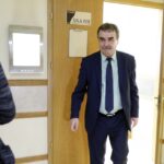 07.04.2016 Kielce. Sąd rejonowy. Rozprawa pomiędzy prezydentem Wojciechem Lubawskim a Arkadiuszem Stawickim. Wojciech Lubawski opuszcza sale rozpraw. / Jarosław Kubalski / Radio Kielce