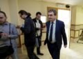 Bez ugody między prezydentem, a komitetem - Radio Kielce 07.04.2016 Kielce. Sąd rejonowy. Rozprawa pomiędzy prezydentem Wojciechem Lubawskim a Arkadiuszem Stawickim. Wojciech Lubawski opuszcza sale rozpraw. / Jarosław Kubalski / Radio Kielce