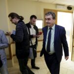 07.04.2016 Kielce. Sąd rejonowy. Rozprawa pomiędzy prezydentem Wojciechem Lubawskim a Arkadiuszem Stawickim. Wojciech Lubawski opuszcza sale rozpraw. / Jarosław Kubalski / Radio Kielce