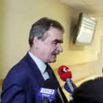 07.04.2016 Kielce. Sąd rejonowy. Rozprawa pomiędzy prezydentem Wojciechem Lubawskim a Arkadiuszem Stawickim. Wojciech Lubawski opuszcza sale rozpraw. / Jarosław Kubalski / Radio Kielce