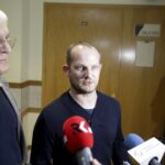 07.04.2016 Kielce. Sąd rejonowy. Rozprawa pomiędzy prezydentem Wojciechem Lubawskim a Arkadiuszem Stawickim. Arkadiusz Stawicki opuszcza sale rozpraw. / Jarosław Kubalski / Radio Kielce