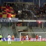 09.04.2016 Kielce . Mecz Korona Kielce - Górnik Zabrze. Kibice odpalili race. / Jarosław Kubalski / Radio Kielce