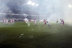 09.04.2016 Kielce . Mecz Korona Kielce - Górnik Zabrze. Kibice odpalili race. / Jarosław Kubalski / Radio Kielce