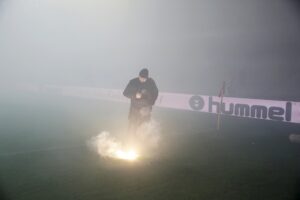 09.04.2016 Kielce . Mecz Korona Kielce - Górnik Zabrze. Kibice odpalili race. / Jarosław Kubalski / Radio Kielce