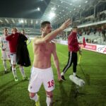 09.04.2016 Kielce . Mecz Korona Kielce - Górnik Zabrze. Kibice Górnika zarządali od piłkarzy, by ci oddali im koszulki. / Jarosław Kubalski / Radio Kielce