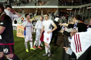 09.04.2016 Kielce . Mecz Korona Kielce - Górnik Zabrze. Kibice Górnika zarządali od piłkarzy, by ci oddali im koszulki. / Jarosław Kubalski / Radio Kielce