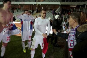 09.04.2016 Kielce . Mecz Korona Kielce - Górnik Zabrze. Kibice Górnika zarządali od piłkarzy, by ci oddali im koszulki. / Jarosław Kubalski / Radio Kielce