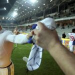 09.04.2016 Kielce . Mecz Korona Kielce - Górnik Zabrze. Kibice Górnika zarządali od piłkarzy, by ci oddali im koszulki. / Jarosław Kubalski / Radio Kielce