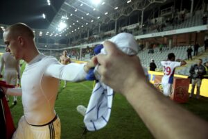 09.04.2016 Kielce . Mecz Korona Kielce - Górnik Zabrze. Kibice Górnika zarządali od piłkarzy, by ci oddali im koszulki. / Jarosław Kubalski / Radio Kielce