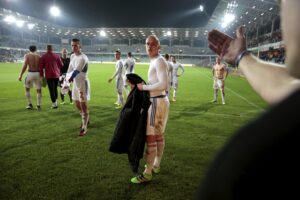 09.04.2016 Kielce . Mecz Korona Kielce - Górnik Zabrze. Kibice Górnika zarządali od piłkarzy, by ci oddali im koszulki. / Jarosław Kubalski / Radio Kielce