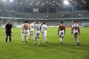 09.04.2016 Kielce . Mecz Korona Kielce - Górnik Zabrze. Kibice Górnika zarządali od piłkarzy, by ci oddali im koszulki. / Jarosław Kubalski / Radio Kielce