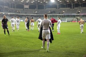 09.04.2016 Kielce . Mecz Korona Kielce - Górnik Zabrze. Kibice Górnika zarządali od piłkarzy, by ci oddali im koszulki. / Jarosław Kubalski / Radio Kielce