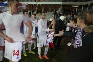 09.04.2016 Kielce . Mecz Korona Kielce - Górnik Zabrze. Kibice Górnika zarządali od piłkarzy, by ci oddali im koszulki. / Jarosław Kubalski / Radio Kielce