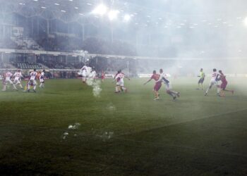 09.04.2016 Kielce . Mecz Korona Kielce - Górnik Zabrze. Kibice odpalili race. / Jarosław Kubalski / Radio Kielce