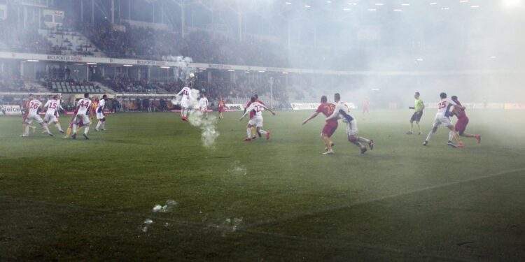 09.04.2016 Kielce . Mecz Korona Kielce - Górnik Zabrze. Kibice odpalili race. / Jarosław Kubalski / Radio Kielce