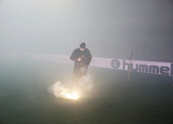 09.04.2016 Kielce . Mecz Korona Kielce - Górnik Zabrze. Kibice odpalili race. / Jarosław Kubalski / Radio Kielce