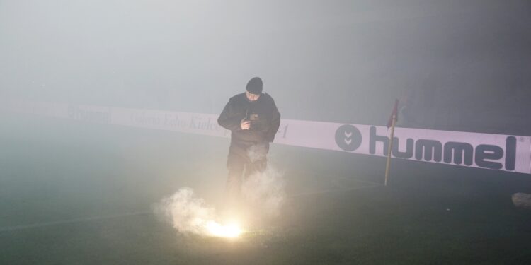 09.04.2016 Kielce . Mecz Korona Kielce - Górnik Zabrze. Kibice odpalili race. / Jarosław Kubalski / Radio Kielce