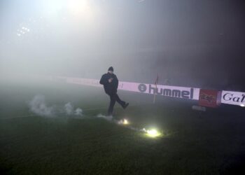 09.04.2016 Kielce . Mecz Korona Kielce - Górnik Zabrze. Kibice odpalili race. / Jarosław Kubalski / Radio Kielce