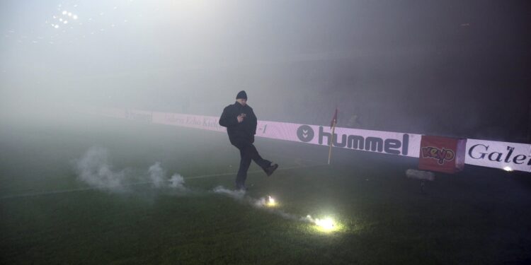 09.04.2016 Kielce . Mecz Korona Kielce - Górnik Zabrze. Kibice odpalili race. / Jarosław Kubalski / Radio Kielce