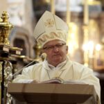 09.04.2016 Jędrzejów. W klasztorze Ojców Cystersów odsłonięto tablicę pamiątkową poświęconą Przemysławowi Gosiewskiemu. O. Edward Stradomski. / Jarosław Kubalski / Radio Kielce