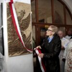 09.04.2016 Jędrzejów. W klasztorze Ojców Cystersów odsłonięto tablicę pamiątkową poświęconą Przemysławowi Gosiewskiemu. / Jarosław Kubalski / Radio Kielce