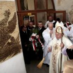 09.04.2016 Jędrzejów. W klasztorze Ojców Cystersów odsłonięto tablicę pamiątkową poświęconą Przemysławowi Gosiewskiemu. / Jarosław Kubalski / Radio Kielce