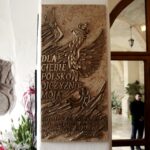 09.04.2016 Jędrzejów. W klasztorze Ojców Cystersów odsłonięto tablicę pamiątkową poświęconą Przemysławowi Gosiewskiemu. / Jarosław Kubalski / Radio Kielce