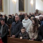 10.04.2016 Święty Krzyż. 6 rocznica katastrofy smoleńskiej i zbrodni katyńskiej. Msza w intencji ofiar w Bazylice. / Jarosław Kubalski / Radio Kielce