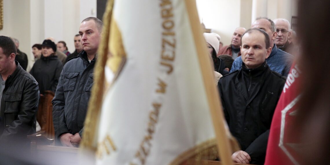 10.04.2016 Święty Krzyż. 6 rocznica katastrofy smoleńskiej i zbrodni katyńskiej. Msza w intencji ofiar w Bazylice. / Jarosław Kubalski / Radio Kielce