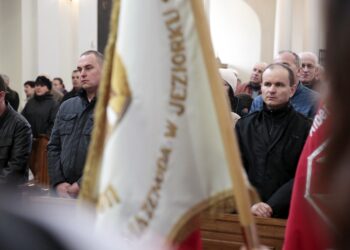 Przypomną o Ofiarach Zbrodni Katyńskiej - Radio Kielce 10.04.2016 Święty Krzyż. 6 rocznica katastrofy smoleńskiej i zbrodni katyńskiej. Msza w intencji ofiar w Bazylice. / Jarosław Kubalski / Radio Kielce